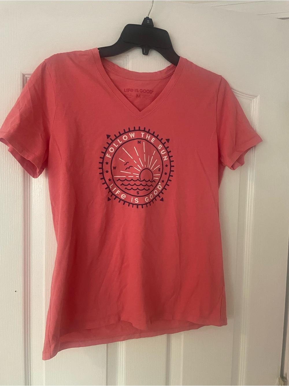 Life is Good Women's Coral V-Neck Graphic Tee size Medium Follow the Sun